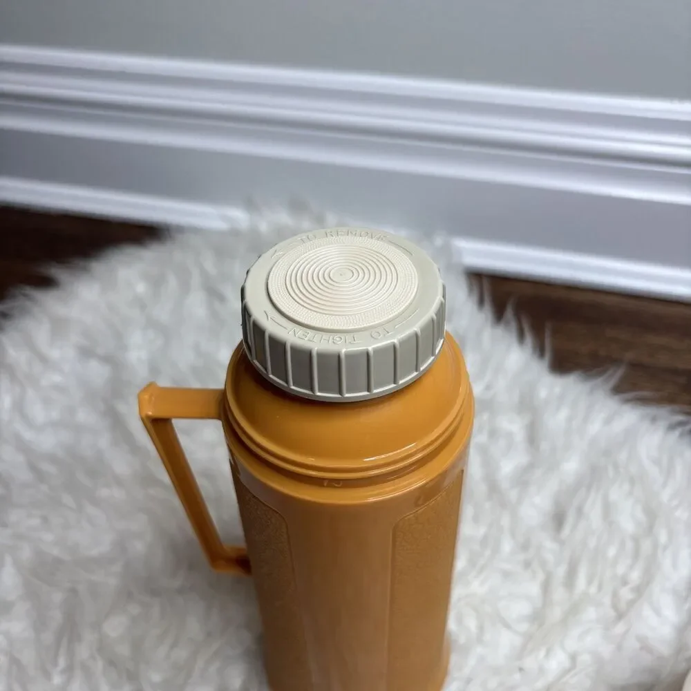 Vintage Thermos King Seeley Vacuum Bottle Harvest Gold / Beige Holds 16 oz CLEAN